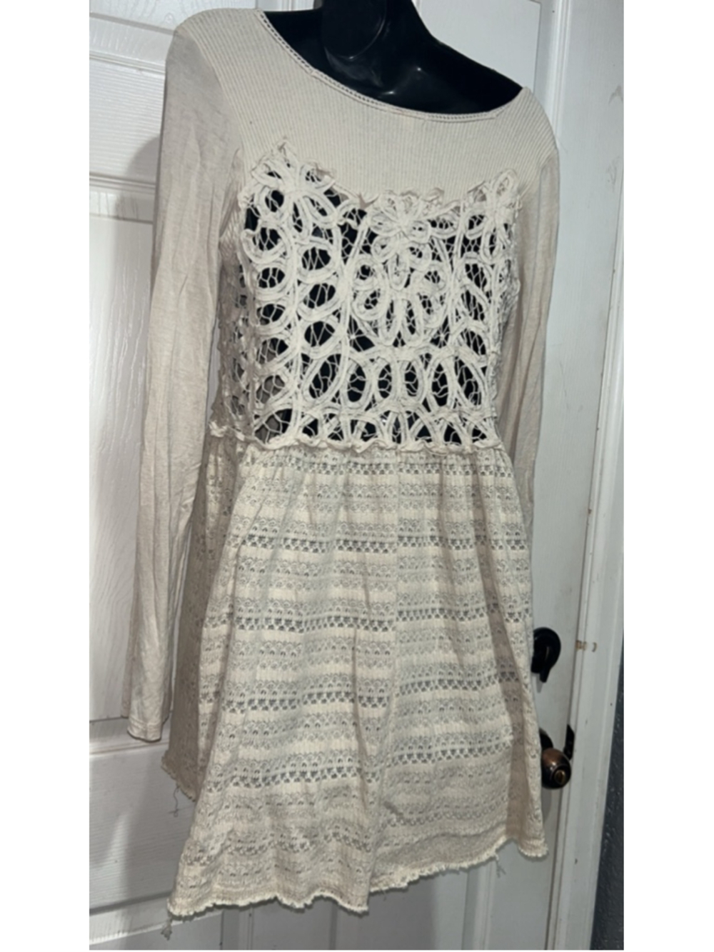 Women's Gimmicks by BKE Beige Lace Tunic Top M